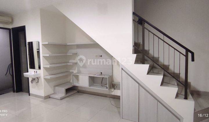 Rumah Bagus 2 Lantai Semi Furnish, Shm, Lokasi Strategis, Harga Murah di Green Village, Cipondoh, Tangerang 2