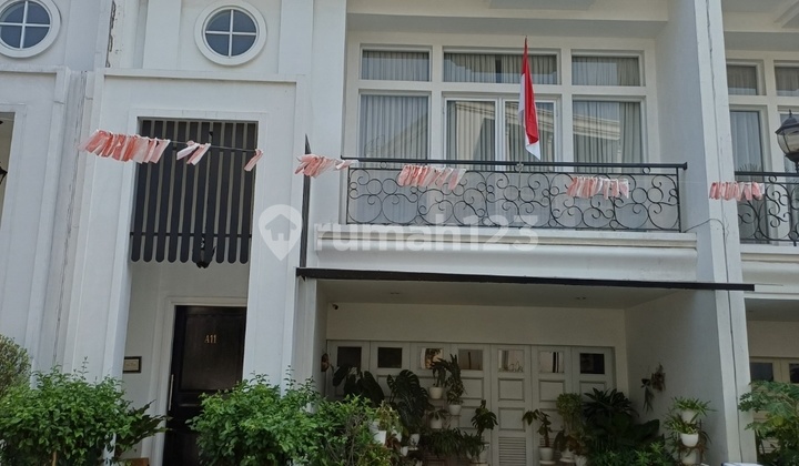 Rumah Modern 3 Lantai dengan Private Lift di Puri Jakarta