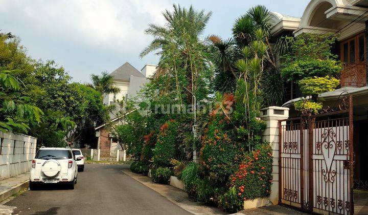 di jual rumah mewah lengkap dengan kolam renang taman depan dan belakang setiap kamar ada kamar mandi untuk kamar anak dengam konsep mezanin lokasi paling elit di jakarta selatan selangkah ke mall pondok indah,hotel,perkantoran,sekolah dan pusat bisnis di 2