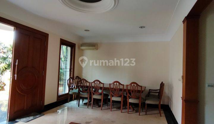 di jual rumah mewah lengkap dengan kolam renang taman depan dan belakang setiap kamar ada kamar mandi untuk kamar anak dengam konsep mezanin lokasi paling elit di jakarta selatan selangkah ke mall pondok indah,hotel,perkantoran,sekolah dan pusat bisnis di 2