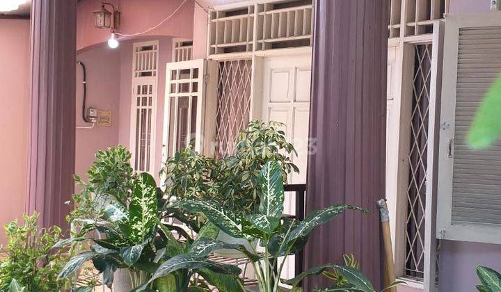 disewakan rumah siap huni lokasi di pondok cina beji jl pinang rumah terawat aman nyaman dan bebas banjir miat 1 mobil dan 4.motor, lokasi strategis deket kampus gunadarma,UI, dan beberapa rumah sakit swasta rs bunda deket gramedia dan margo city 2