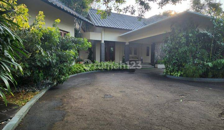 di jual rumah artis di cilandak model tropikal house dilengkapi dengan kolam besae dan taman yang besar sangat nyaman dan adem ada ruang fitness dan gazebo cocok untuk acara keluarga 1