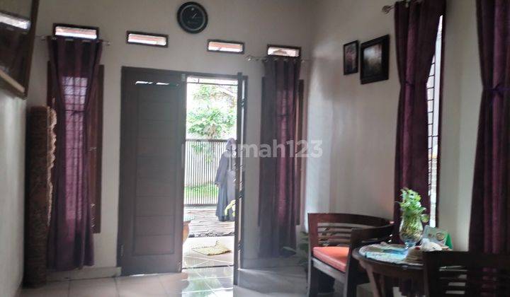 dijual rumah siap huni dalam kampung pulo mangga rumah luas nyan dan masih asri nenas banjir lokasi baik deket ke sekolah swasta DU dan al azkiya,deket sd negeri ,akses toll deket bisa lewat to limo atau krukut lingkungan juga masih asri lingkungan aman d 2