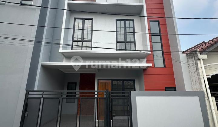 For Sale: New Elegant House with Scandinavian Design, Complete with Carport, Ready to Occup. Built with Selected Materials, Ideal for Young Families. Green and Safe Environment, Flood-Free.