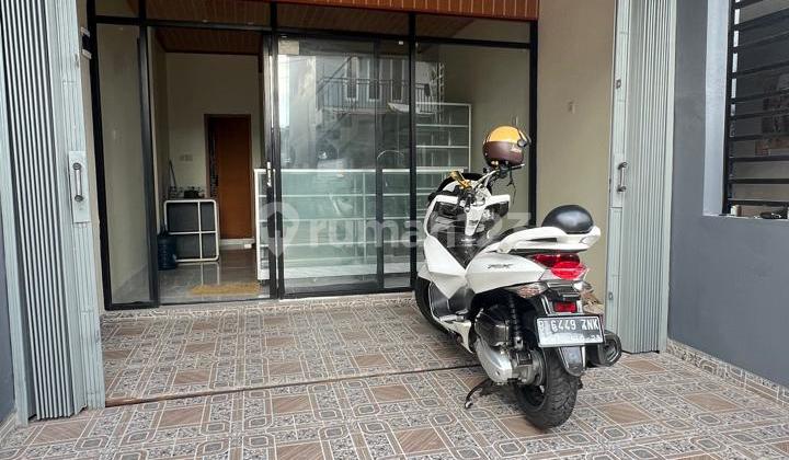 For Rent: 2-Story Commercial Building at Al Hamidiyah School, Sawangan. Strategic Location, Ideal for Business or Offices, with Upper Floor for Residence Featuring Two Bedrooms. Close to Schools, Supermarkets, and Sawangan Toll Road. Also Suitable for Restaurants. 2