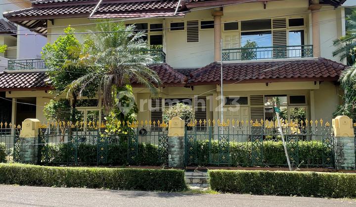 Dijual Rumah Mewah Lengkap dengan Kolam Renang Dijual di Bawah NJOP Lokasi di Dalam Komplek Lingkunga Masih Asri Keamanan 24 Jam Bebas Banjir