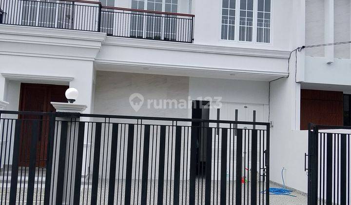 Dijual Rumah Baru Rumah Mewah Lengkap Dengan Kolam Renang Nya,di Bangun Dengan Material Premium Rumah Di Dalam Komplek One Gate System,lokasi Mudah Di Akses Selangkah Ke Mall Pondok Indah,perkantoran Tb Simatupang,deket Ke Stasiun Mrt,deket Ke Toll Jorr A 2