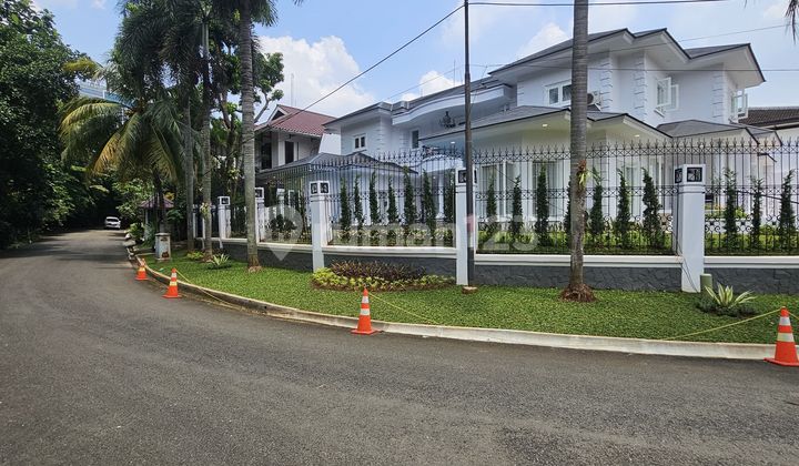 For Sale Luxury House in Pondok Indah Jakarta in an Elite Area Complete with Swimming Pool and Equipped with CCTV at 16 Points with 10 AC Units 2 PK Inverter, Suitable for a Quiet and Safe Environment