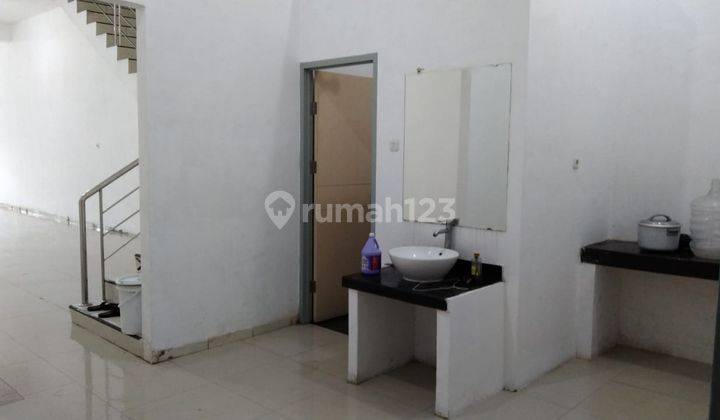 Disewakan Ruko 3 Lantai Area Gowa Lokasi Strategis Komersil 6