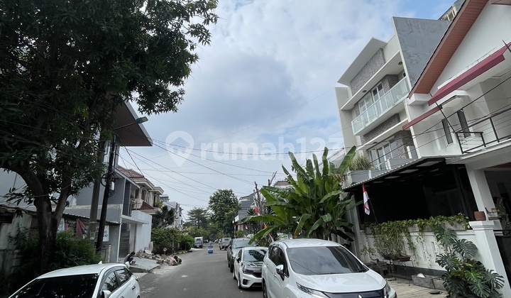 Strategic House in Taman Pengangsaan Indah, Land Only Calculation. Strategic House in Taman Pengangsaan Indah, Land Only Calculation.