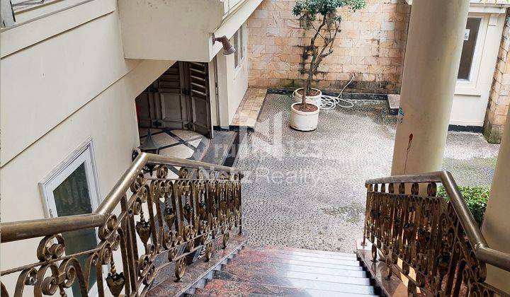 Rumah di Pondok Indah, Jakarta Selatan Hook Strategis 2