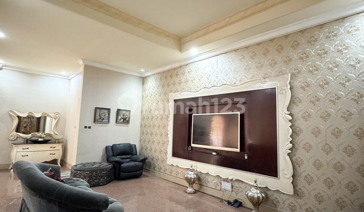 Disewakan Rumah Bergaya Klasik, Menteng - Jakarta Pusat ( Bisa untuk kantor ) 2