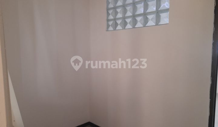 Ready-to-occupy house, strategic location in West Surabaya area. 2