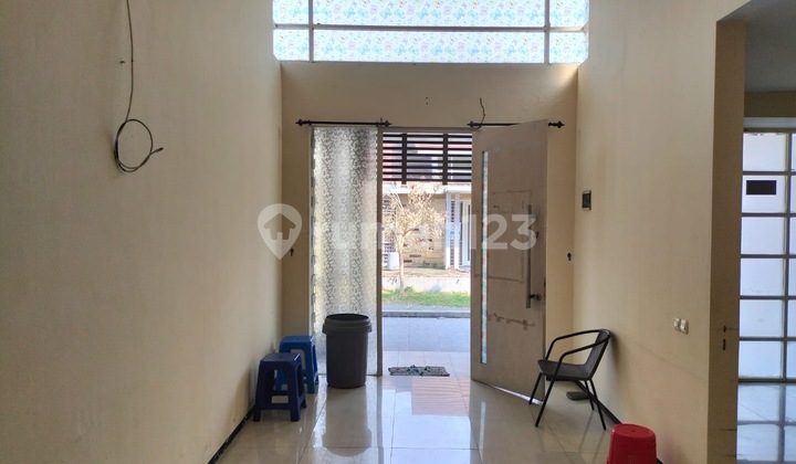 Worth buying a 3-car driveway row house in Citraland Surabaya.