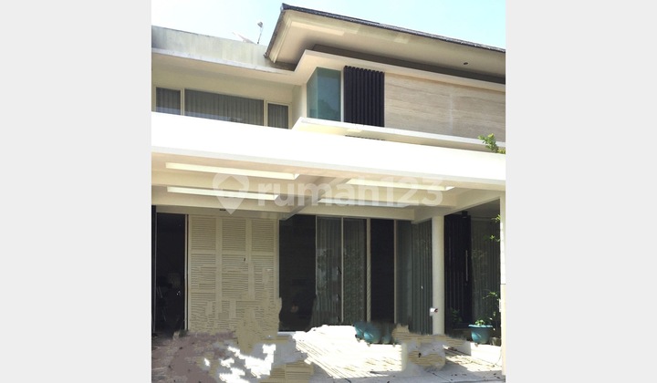 Rumah bagus luar cluster di citraland surabaya