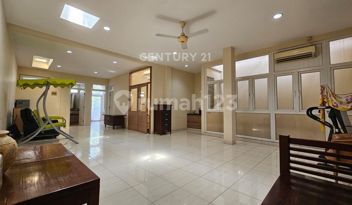 RUMAH DI DALAM CLUSTER KOTA WISATA CIBUBUR