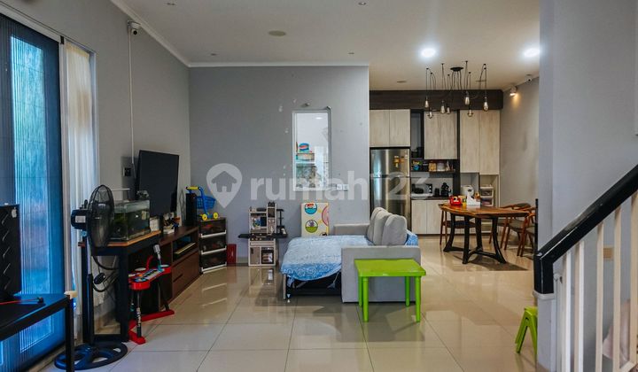 Corner House Position in Greenlake City, Move-in Ready