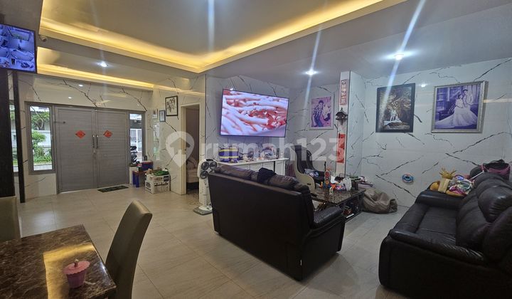 Jual Rumah Posisi Hoek Sudah Full Renovasi Dan Full Furnish