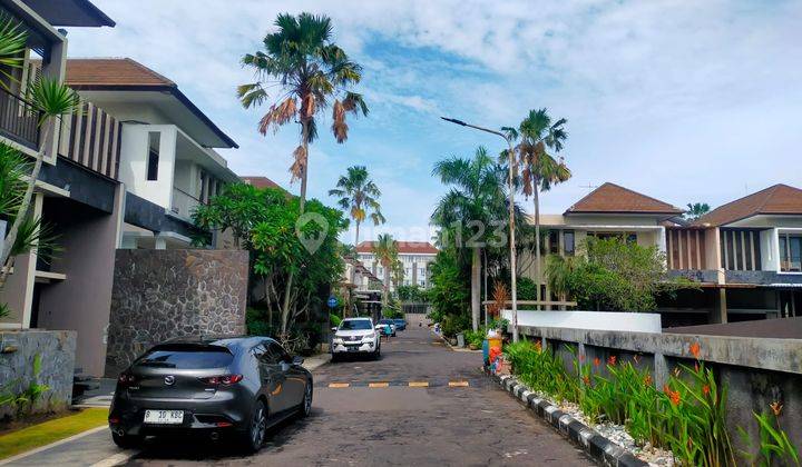 Rumah One Gated di Kuta, Badung 1