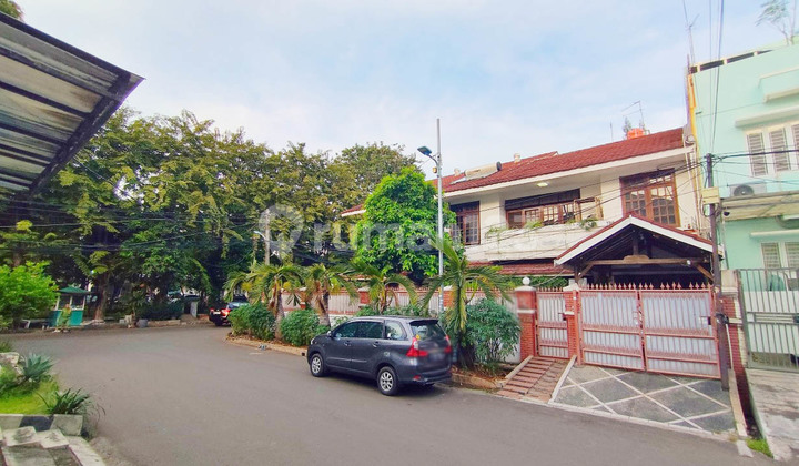 Rumah Hoek, depan taman, dekat ke Pasar Mandiri, sekolah, klinik di Gading Putih 2