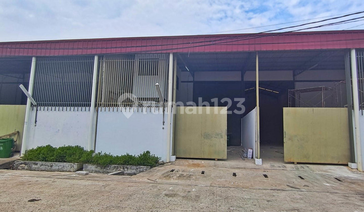 Royal Kosambi Warehouse Tangerang, used by many logistics companies in the industrial area, enclosed yard 64m2, office 16m2, high ceiling 8 meters.