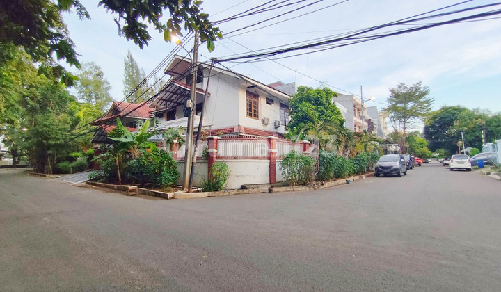 Rumah Hoek, depan taman, dekat ke Pasar Mandiri, sekolah, klinik di Gading Putih