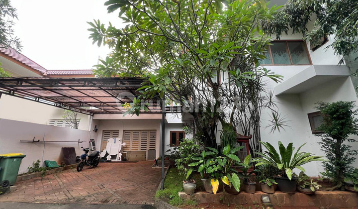 Rumah di Cluster One Gate yang Sangat Private, Rumah Asri dengan Private Pool