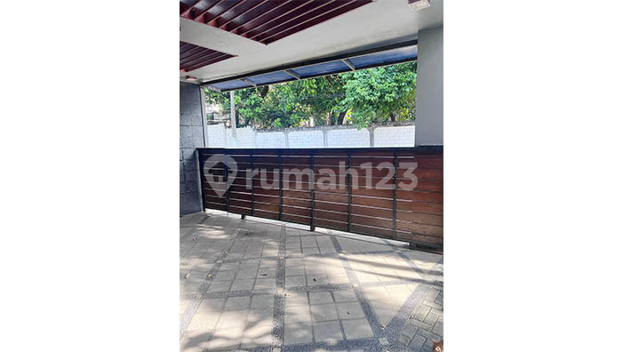 Rumah Mewah Jakarta Timur, ruang keluarga luas dengan lantai marmer, ada musholla 2