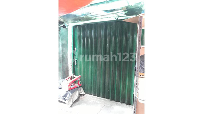 Kios di Pasar Jatinegara kondisi tersewa, posisi hoek, menghadap Gedung 