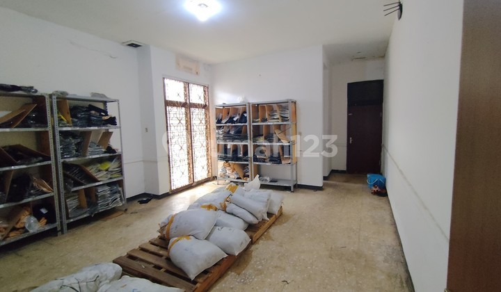 Rumah 1-1/2 lantai dengan lebar muka 19meter hanya 350m dari Mampang Prapatan, 450m dari halte Transjakarta, halaman luas, bisa parkir 10 mobil 2