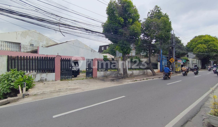 Rumah 1-1/2 lantai dengan lebar muka 19meter hanya 350m dari Mampang Prapatan, 450m dari halte Transjakarta, halaman luas, bisa parkir 10 mobil