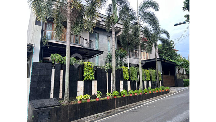 Rumah Mewah Jakarta Timur, ruang keluarga luas dengan lantai marmer, ada musholla