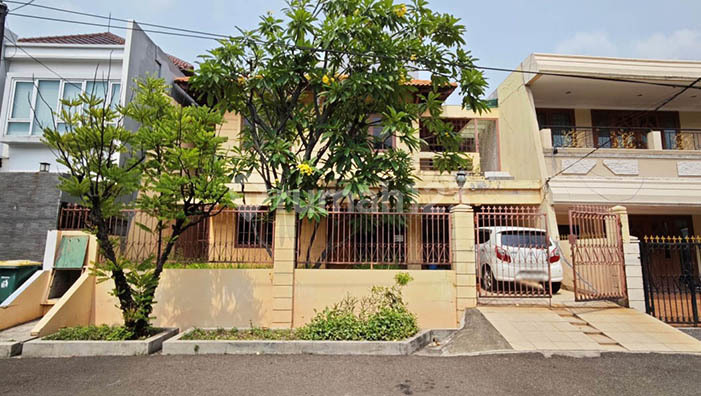 The house has been raised 100cm from the road, suitable for building according to the new owner's wishes.