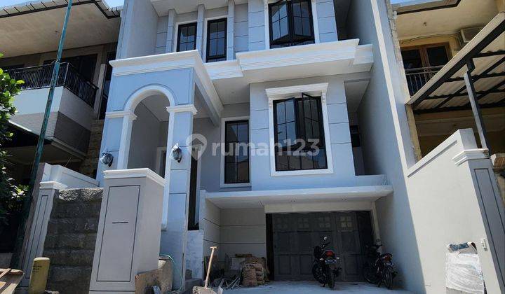 Rumah 2,5 Lantai Split Level Baru Unfurnished di Graha Famili Graha Family, Surabaya 1