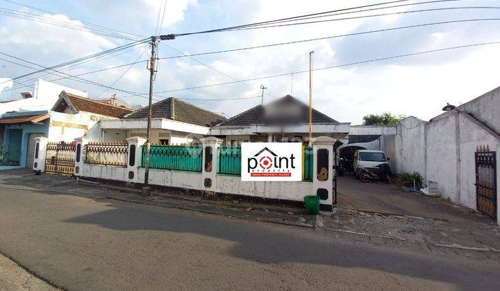 Rumah Dengan Halaman Luas di tengah kota Solo 1