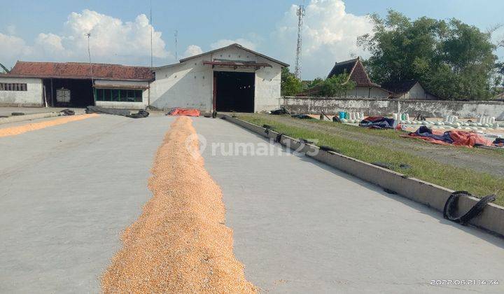 Penggilingan padi aktif di tepi jalan raya kabupaten  1