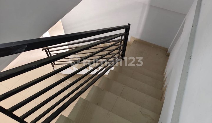 2-Storey Shophouse in a Strategic Location Suitable for Business 2