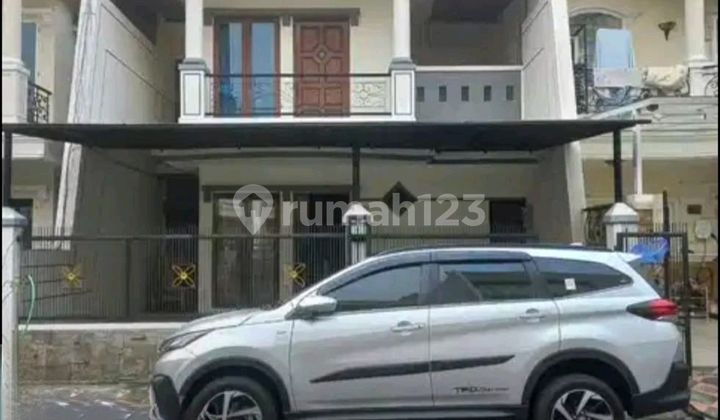 Rumah Sudah Direnovasi Hadap Selatan Taman Permata Buana