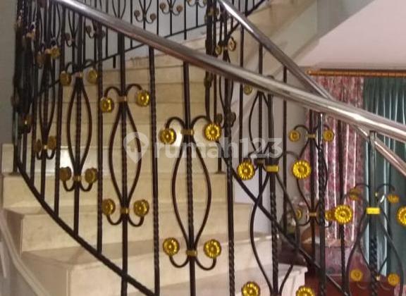 2-Story Plot House 380m Land on Tole Iskandar Street Depok 2