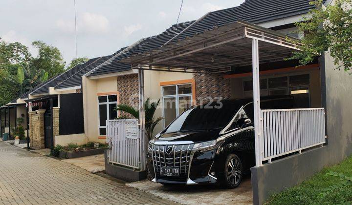 Rumah Posisi Hook Siap Huni  Akses Tol Dan Stasiun. Dengan Suasana Yang Nyaman Dan Tenang. Jalan Dengan Conblok, Saluran Air Tertata, Posisi Daratan Tinggi Bebas Banjir. 
terletak Di Bojonggede, Dengan Akses Ke Stasiun Bojonggede Hanya 3 Menit, Ke Pemkab 2