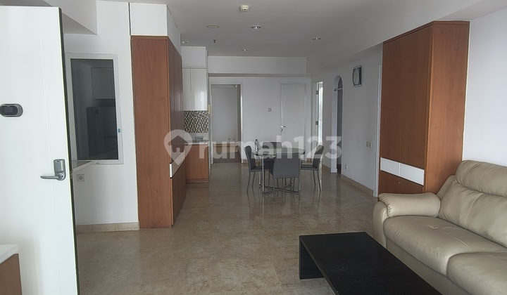 Harus Terjual Apartemen Royale Springhill Kemayoran 3 Bedroom View Golf dan City.