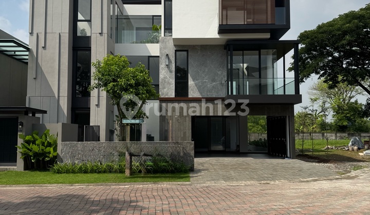 Rumah Sultan Modern Minimalis di Citraland! Rumah 3 Lantai Dg Modern Facade Lokasi Dekat Universitas Ciputra, Dekat Pakuwon Mall, Dekat Graha Family, Dekat Gwalk!