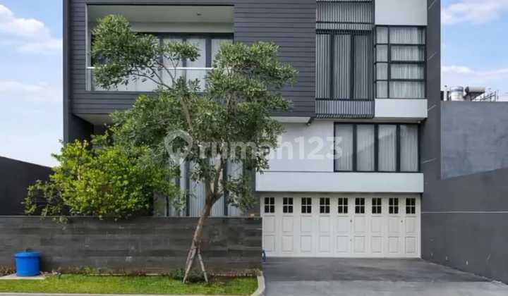 Second Terawat Modern Minimalis di Waterfront Citraland! Rumah Split Level Under 5 Tahun Kondisi Istimewa High Quality Materials Dekat Pakuwon Mall Dekat Ciputra School Dekat Pakuwon Indah Dekat Westin Pakuwon Dekat Unesa Dekat Gwalk Dekat Ciputra Hospita
