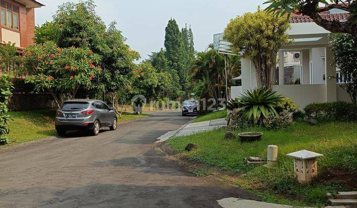 Rumah Taman Besar Dan Luas Dengan Kolam Renang 1