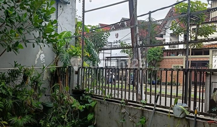 Teras Rumah Jalan Ramai 2 Jalur Teras Rumah Jalan Ramai 2 Jalur