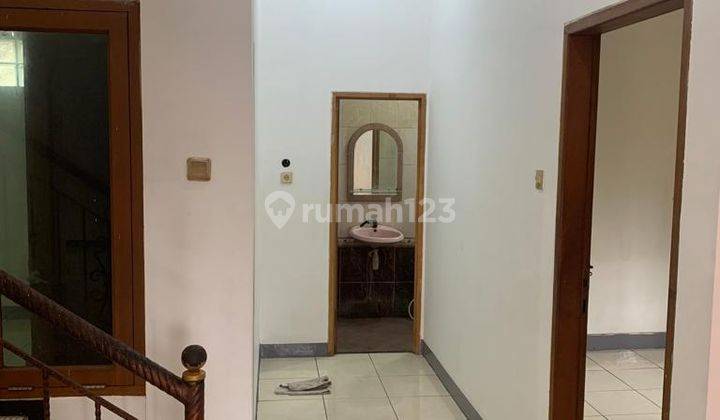 Disewakan Rumah Siap Huni Dengan 5 Kamar Dekat Martanegara 6