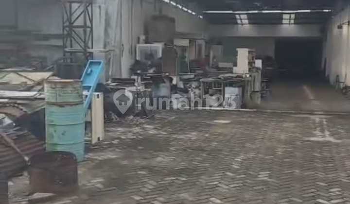 For Sale 4-Storey Shop House on Jl. Hasanudin, Kediri, Strategic Location, Move-In Ready 2