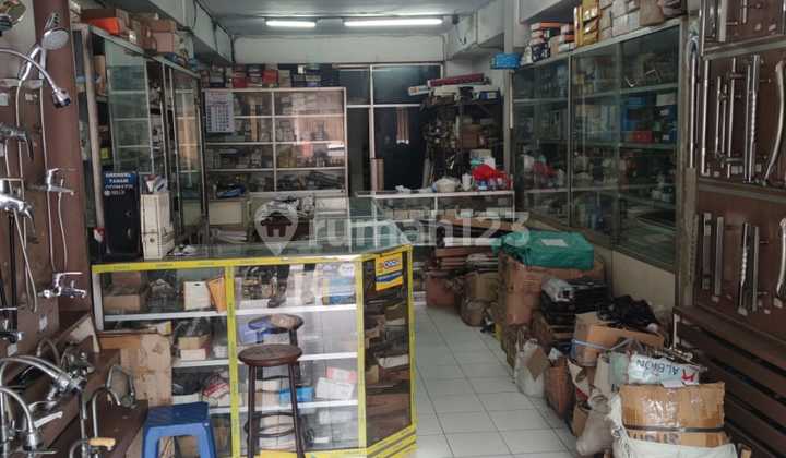 FOR SALE: 3-STORY SHOPHOUSE ON JL BALIWERTI, VERY STRATEGIC LOCATION, NEGOTIABLE. 2