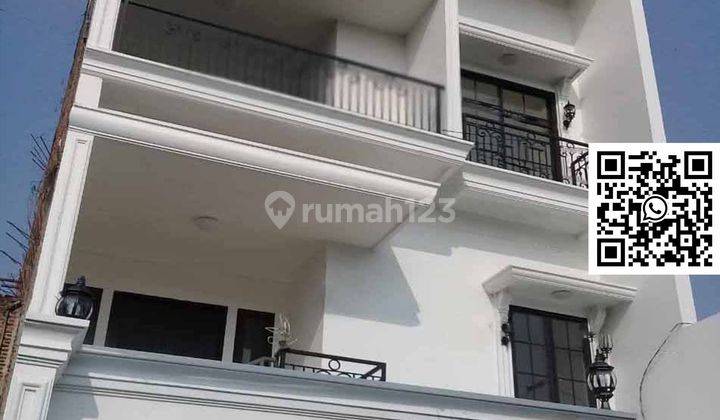 Rumah Baru di Kebon Jeruk, Luas 203 m², Lantai Granit dan Tangga Frameless Kaca Tempered 1