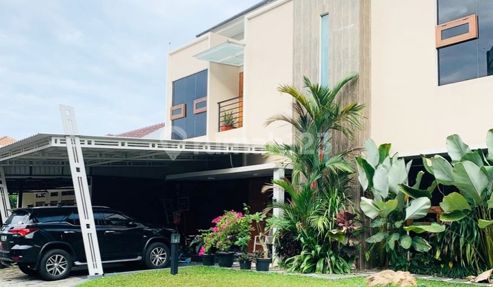 Rumah Hook dengan Kolam Renang di Citra Grand Rumah 2